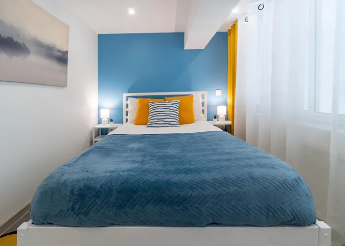 Daire Deja Blue Old Center Studio. *